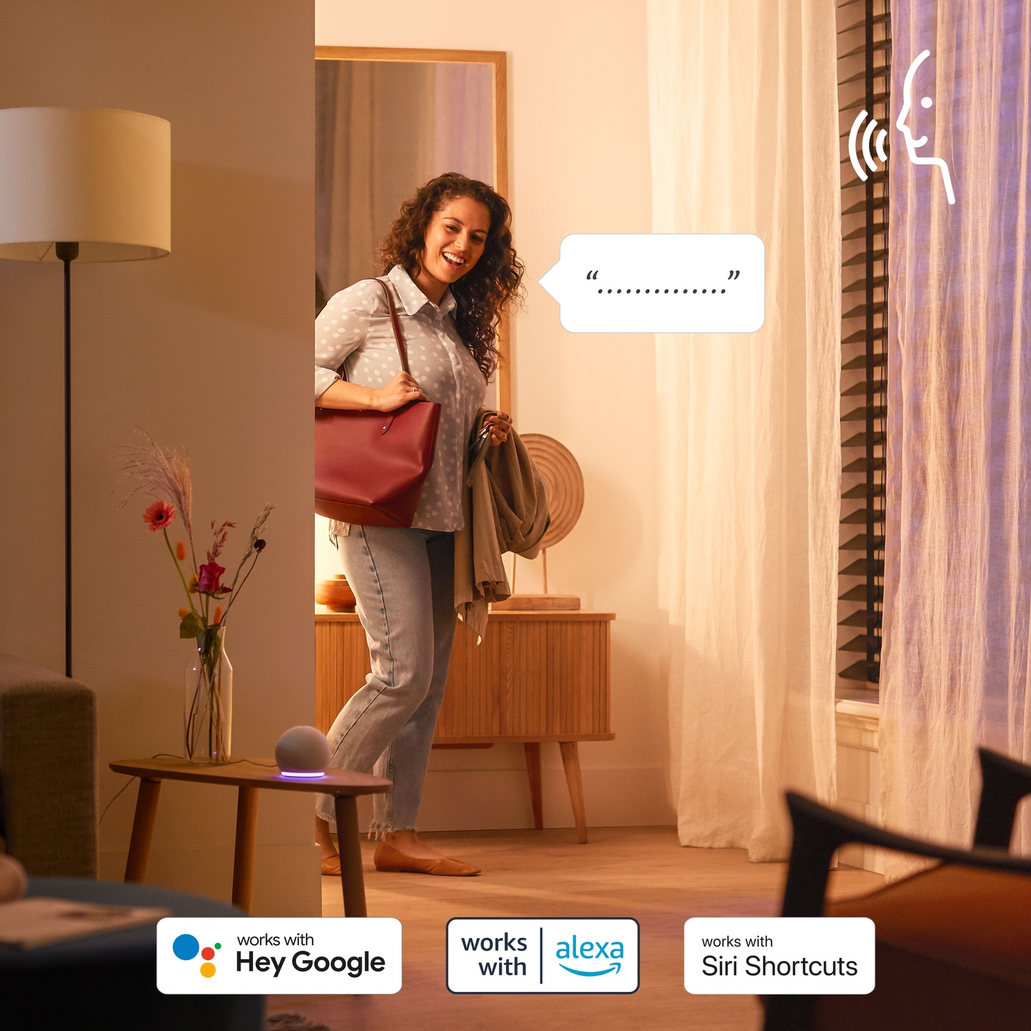 Femme avec sac et veste, icônes d'assistant vocal, logos maison connectée.