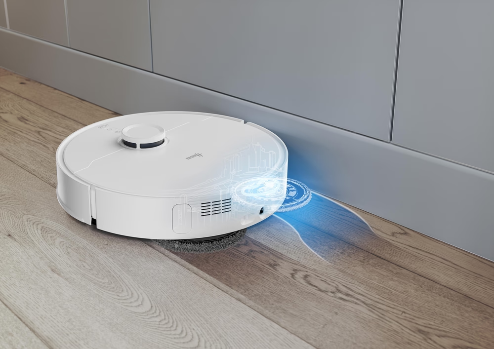 Un robot aspirapolvere bianco pulisce un pavimento in legno, mostrando una visualizzazione blu.