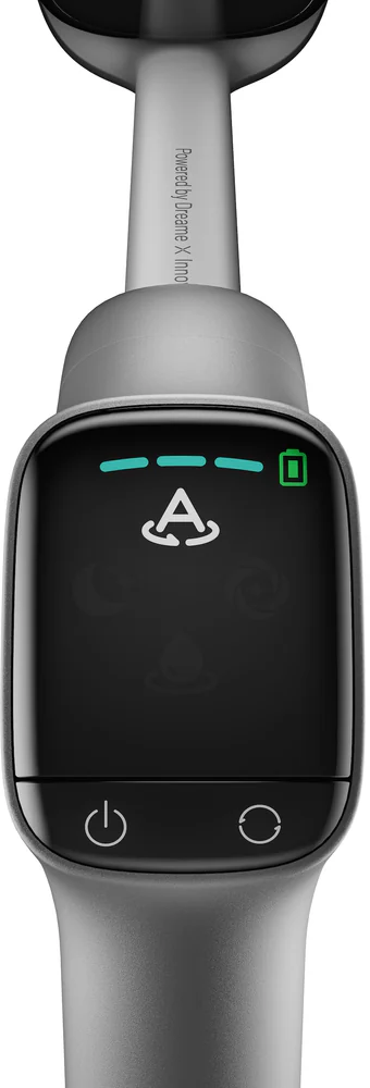 Nahaufnahme eines schwarzen Griffs mit einem Bildschirm, der eine Batterieanzeige und ein A-Symbol zeigt.