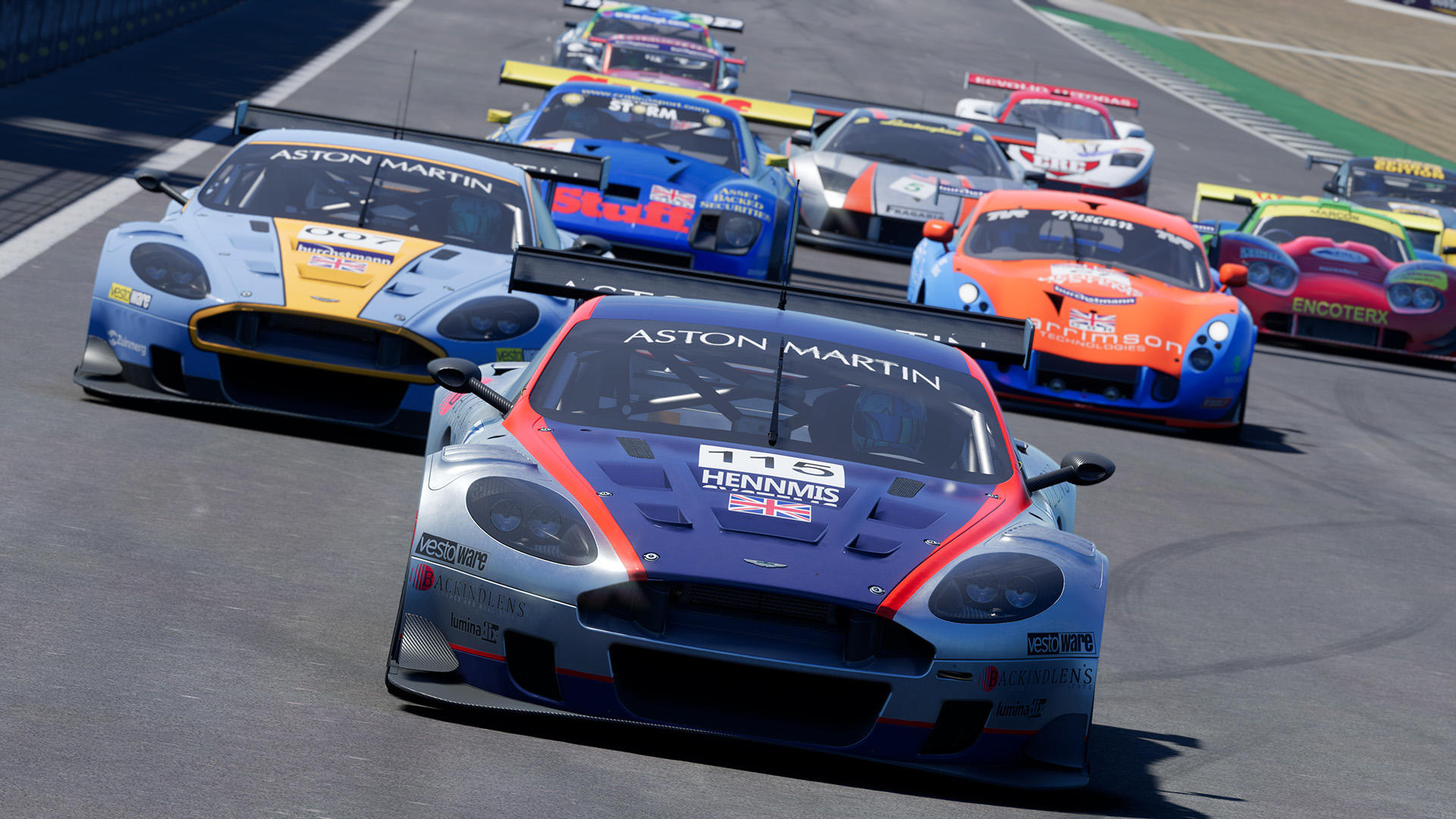 Rennwagen auf einer Strecke, Aston Martin und andere, in voller Fahrt.