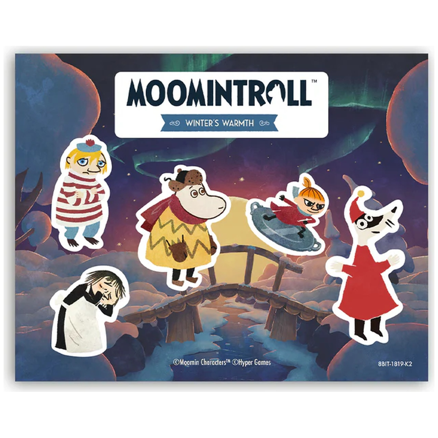 Personnages Moomin sur un pont enneigé sous les aurores boréales.