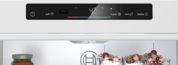Buzdolabı kontrol paneli 4°C, wifi, süper ve eco modlarını gösterir. Altında kirazlı tatlılar.
