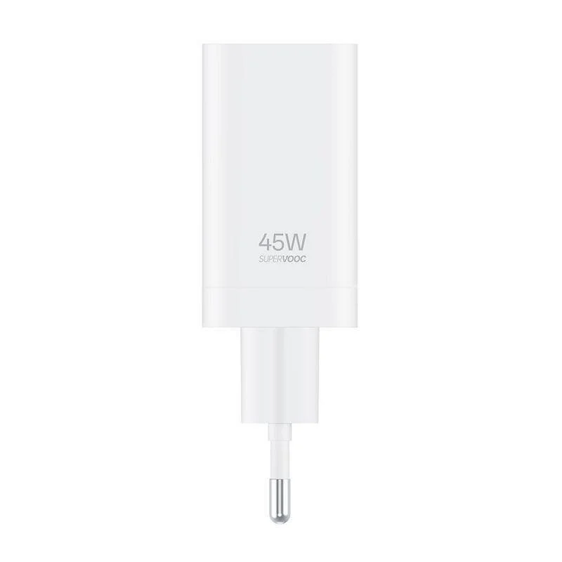 Un cargador blanco SUPERVOOC de 45W con dos clavijas metálicas.