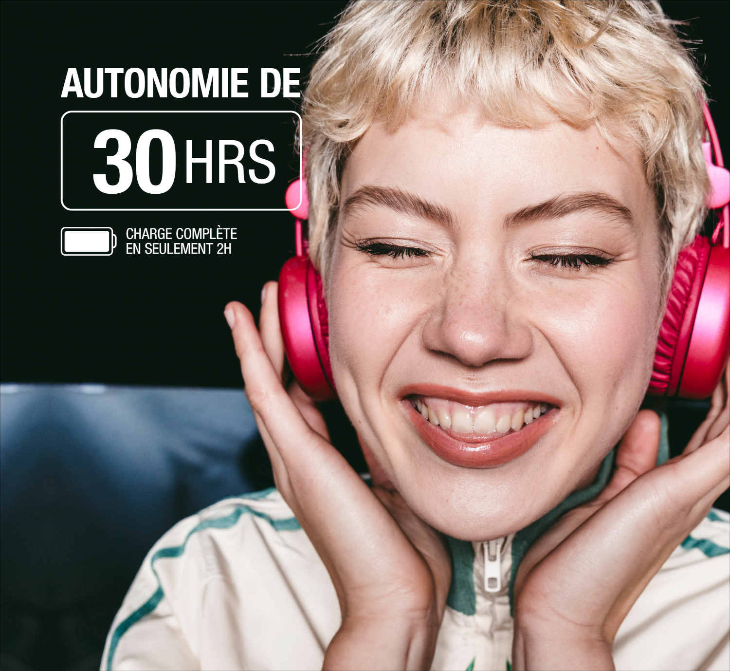 Femme avec casque, autonomie de 30 heures.