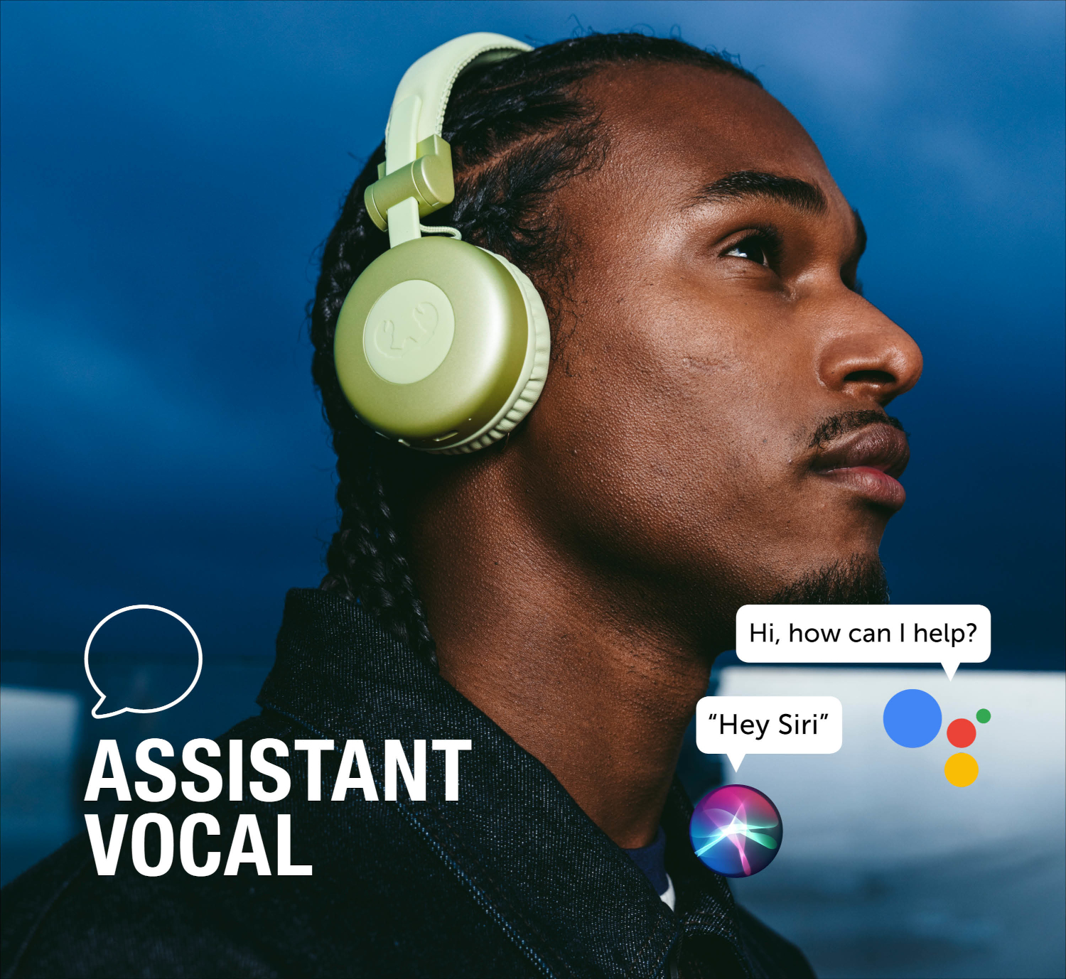 Homme portant des écouteurs, icône d'assistant vocal et bulles.