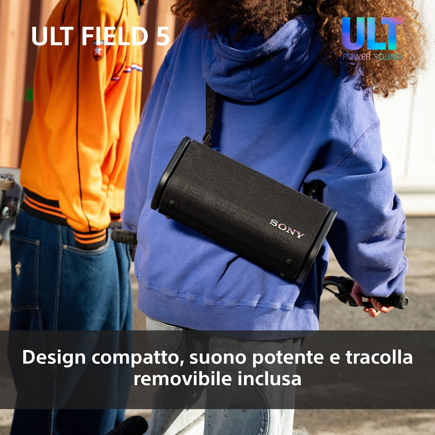 Due persone con un altoparlante Sony nero portato a tracolla.