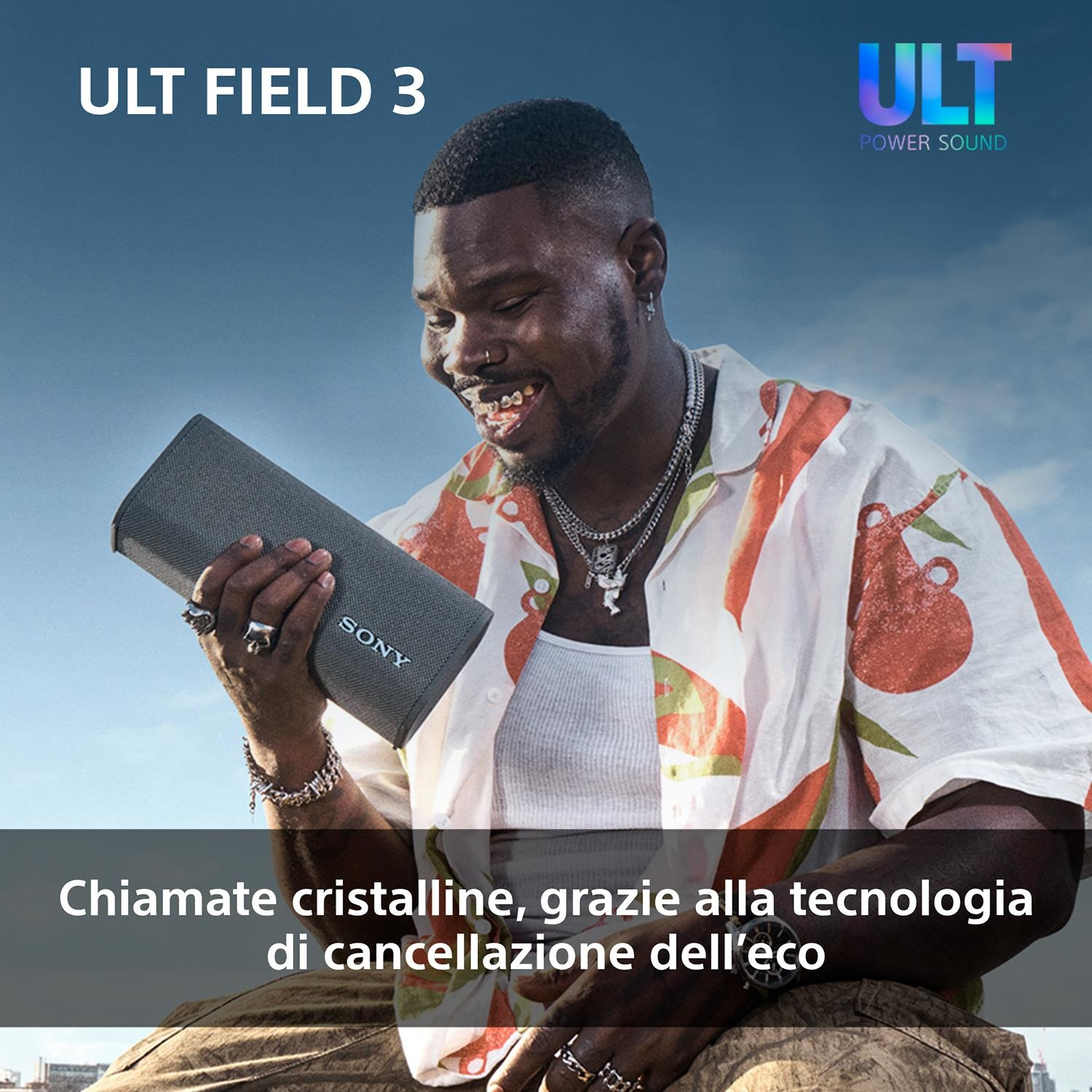 Uomo tiene cassa Sony su cielo blu, testo "ULT FIELD 3".