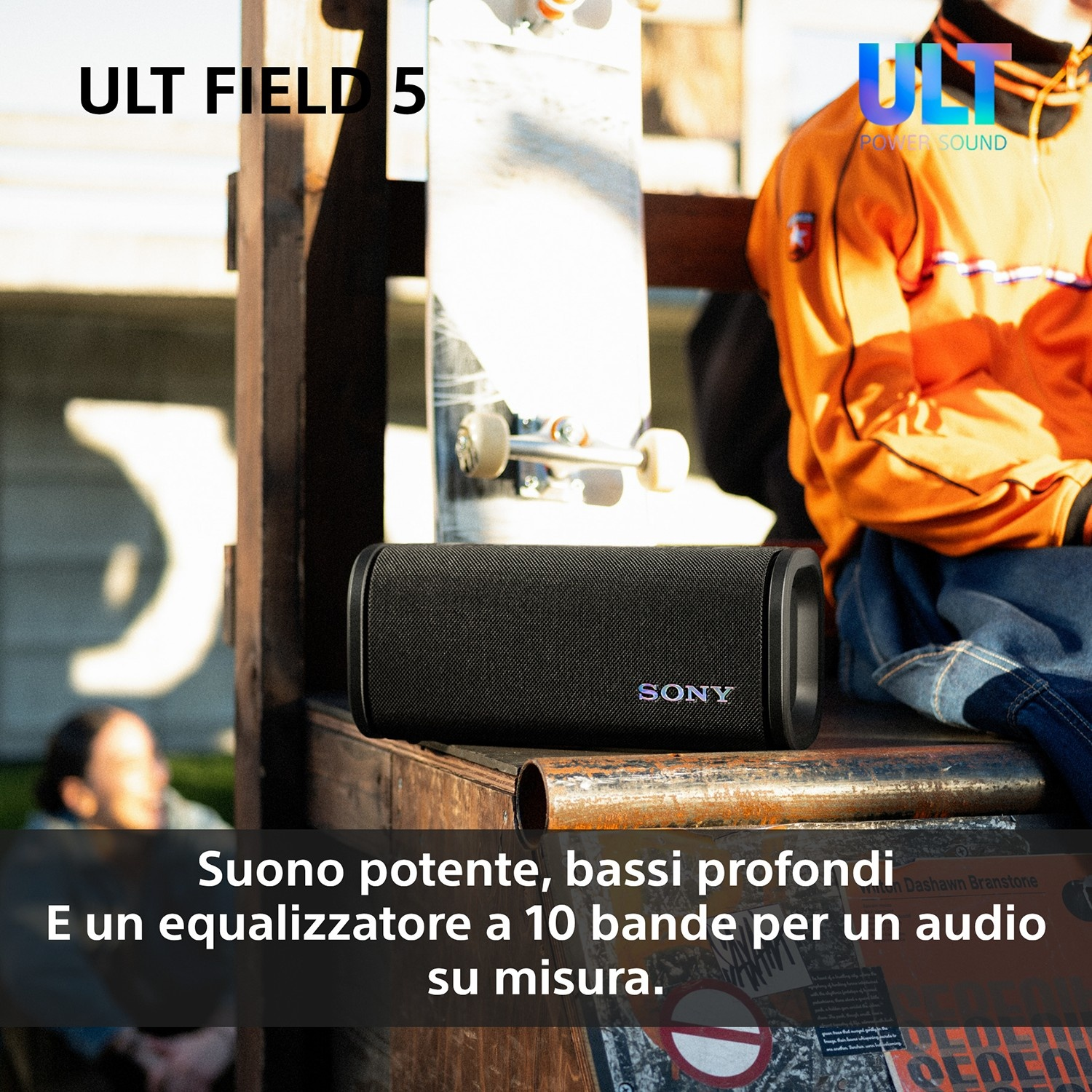 Altoparlante Sony nero accanto a uno skateboard e una giacca arancione.