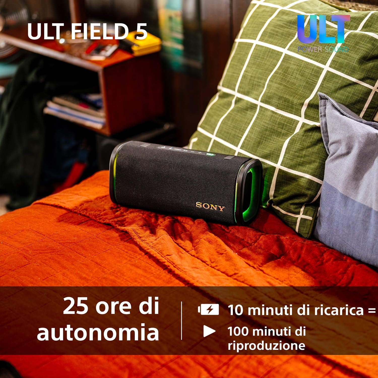 Altoparlante Sony nero su coperta arancione con cuscini verdi e blu. Batteria 25h.