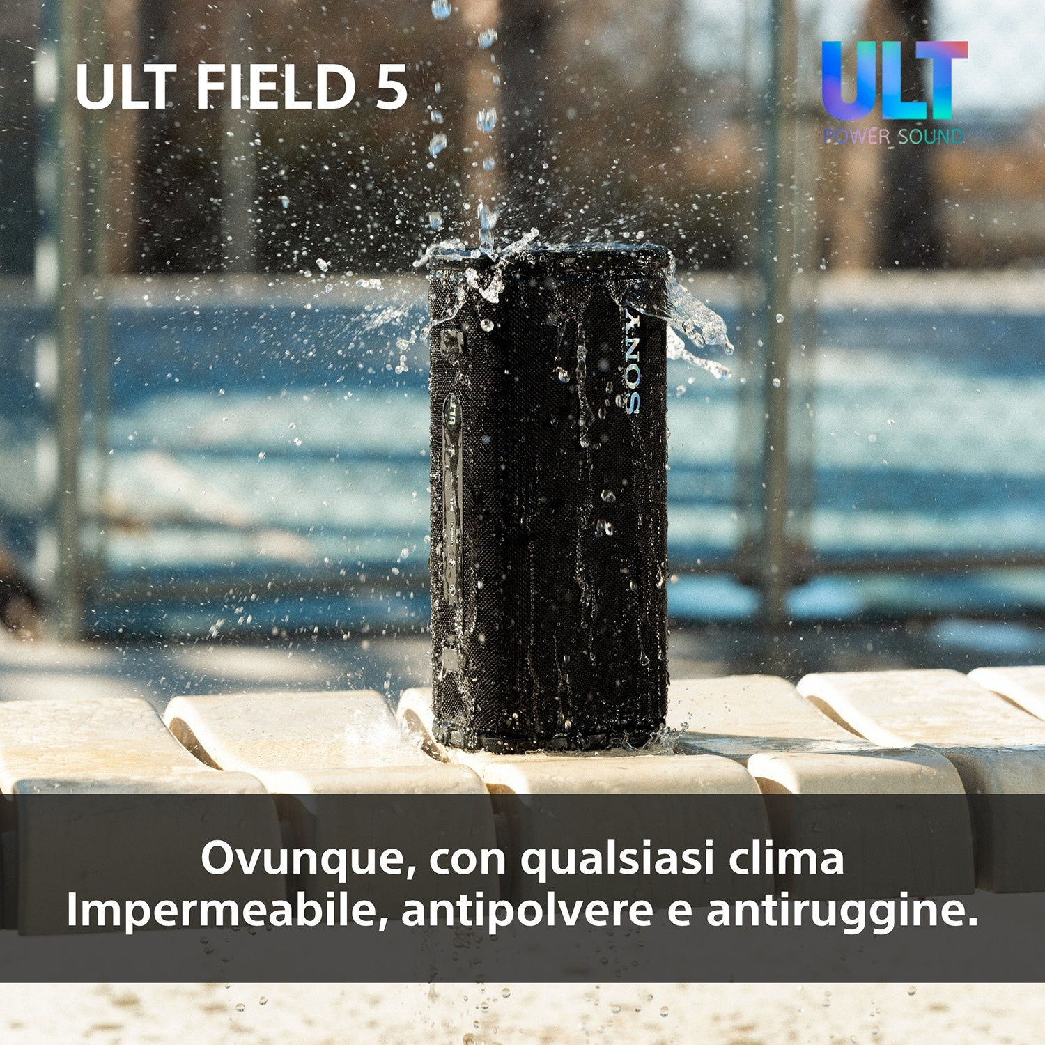 Altoparlante Sony nero spruzzato d'acqua, appoggiato su lettini.