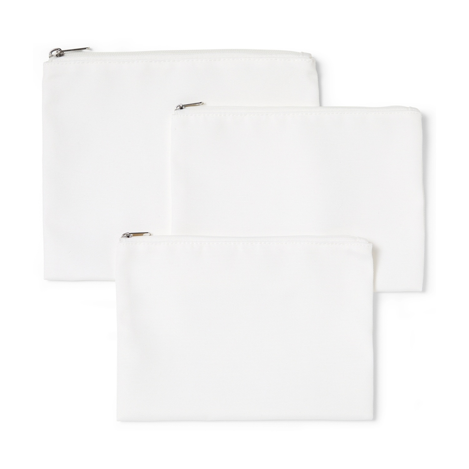 Tre pochette bianche con zip di varie dimensioni, su sfondo bianco.