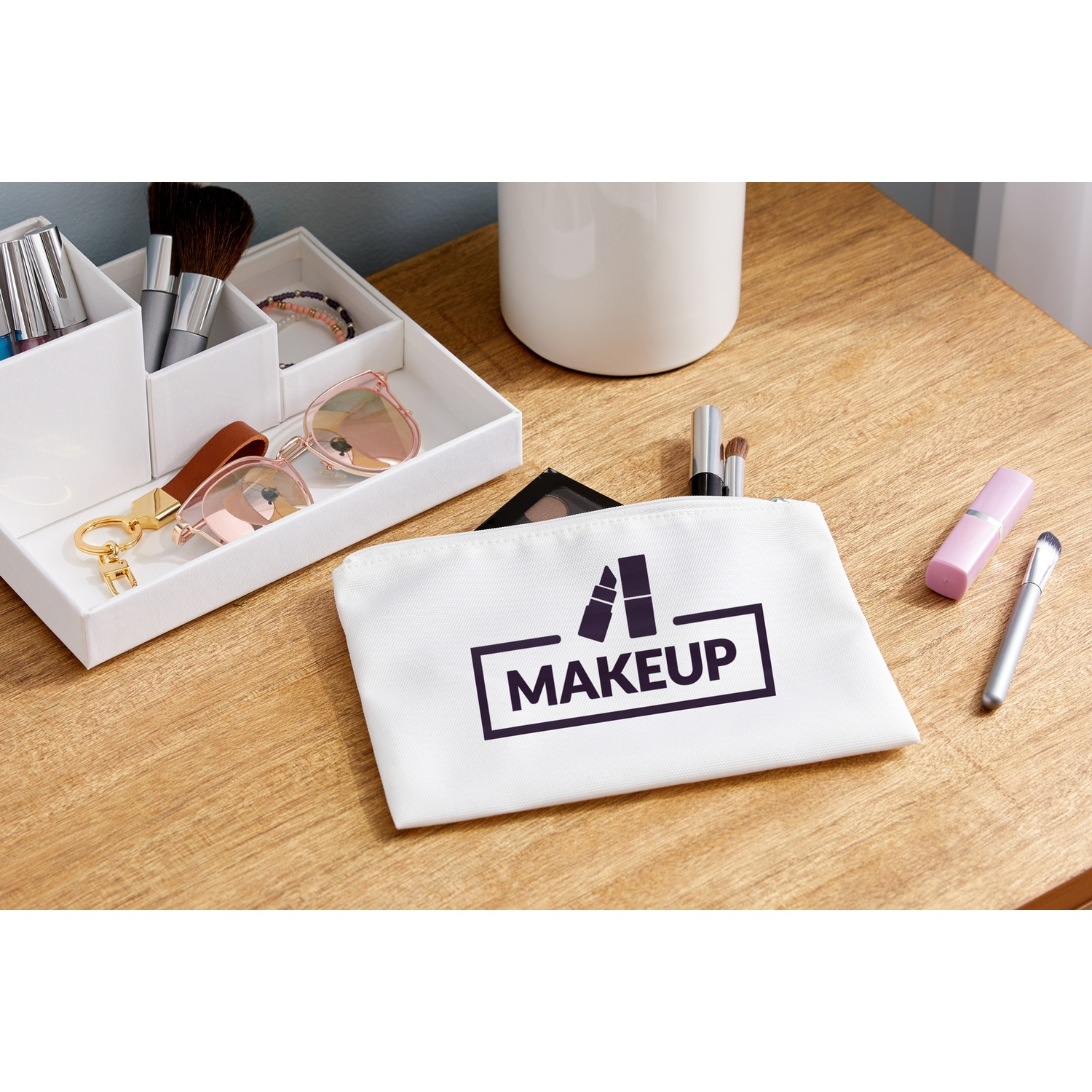 Beauty case bianco con logo "MAKEUP" su tavolo in legno.