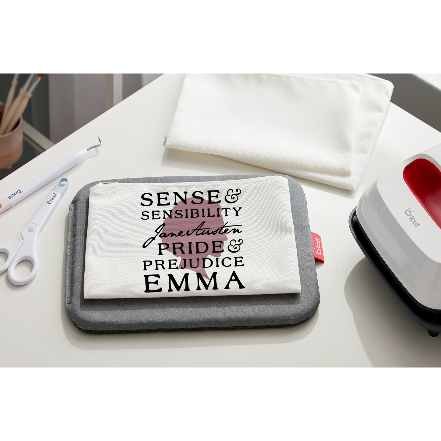 Una pochette bianca con titoli di libri, su una pressa a caldo.