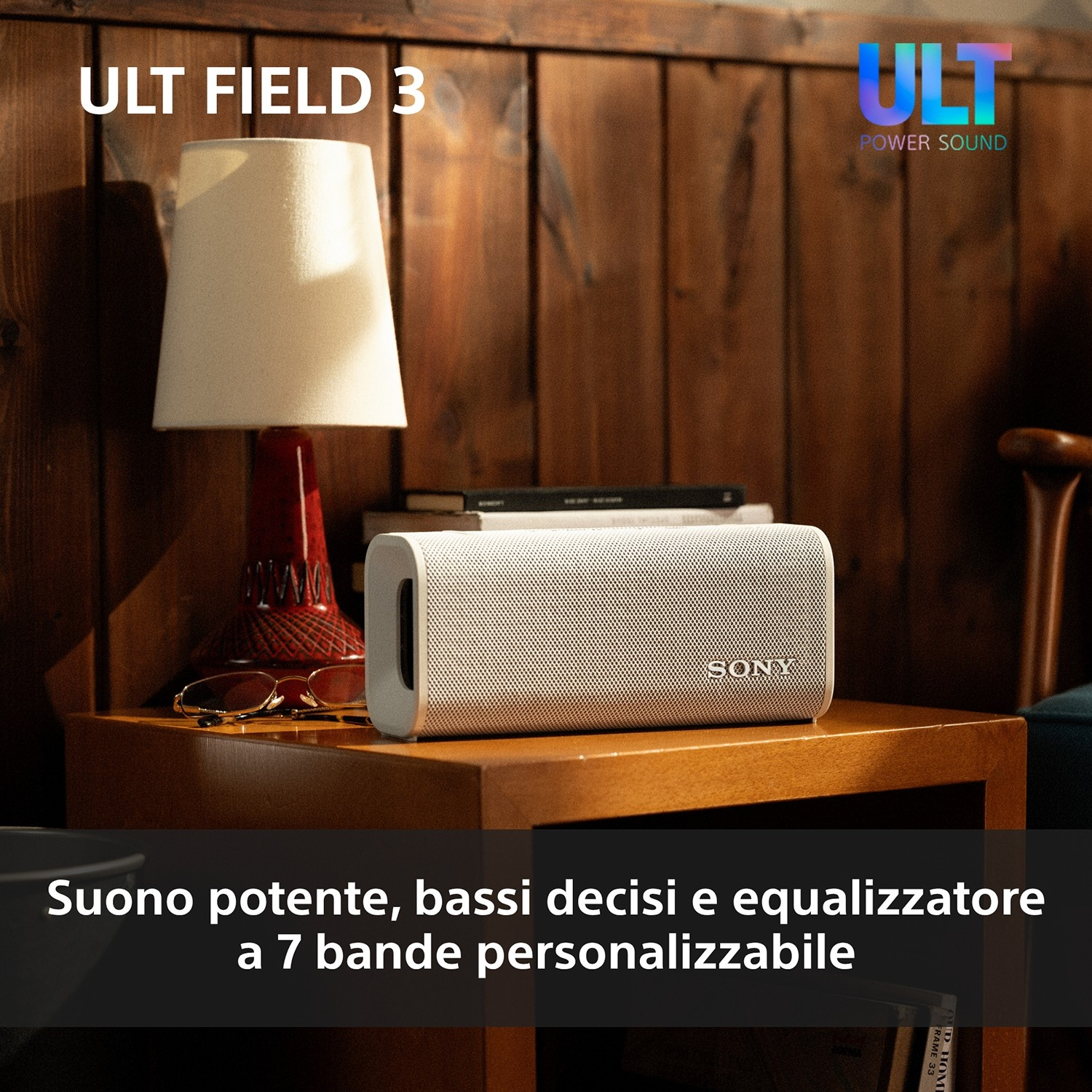 Altoparlante Sony bianco su tavolo in legno con lampada e occhiali.