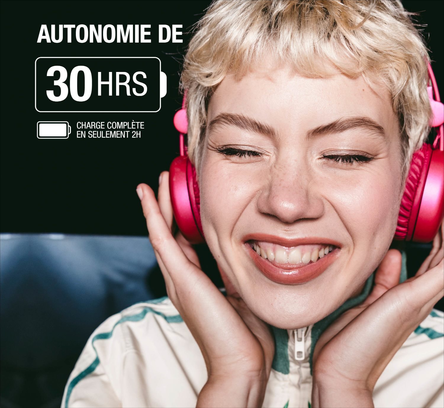 Femme avec casque, 30h d'autonomie, charge complète en 2h.