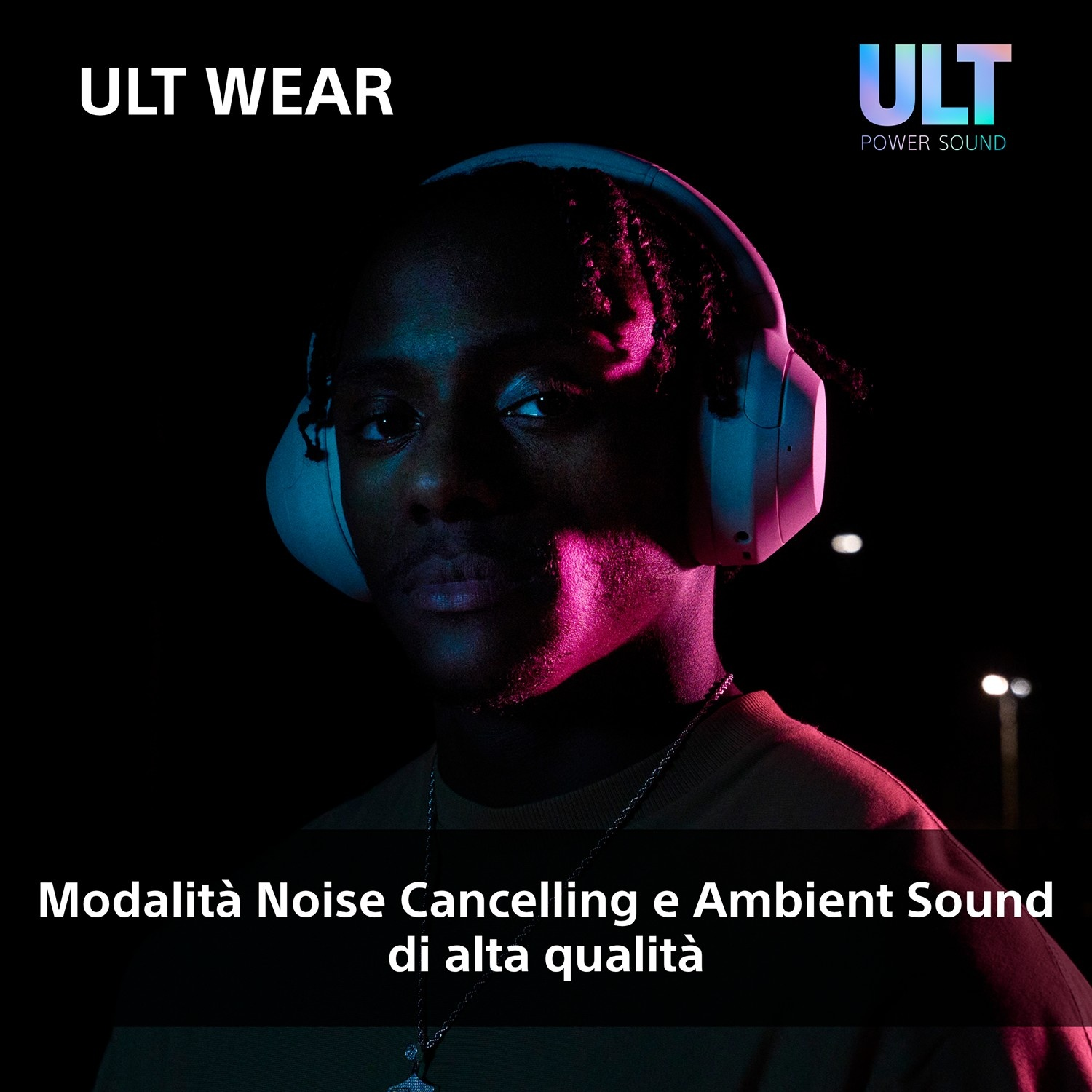Uomo con cuffie, illuminato da rosa e blu. Testo: ULT WEAR