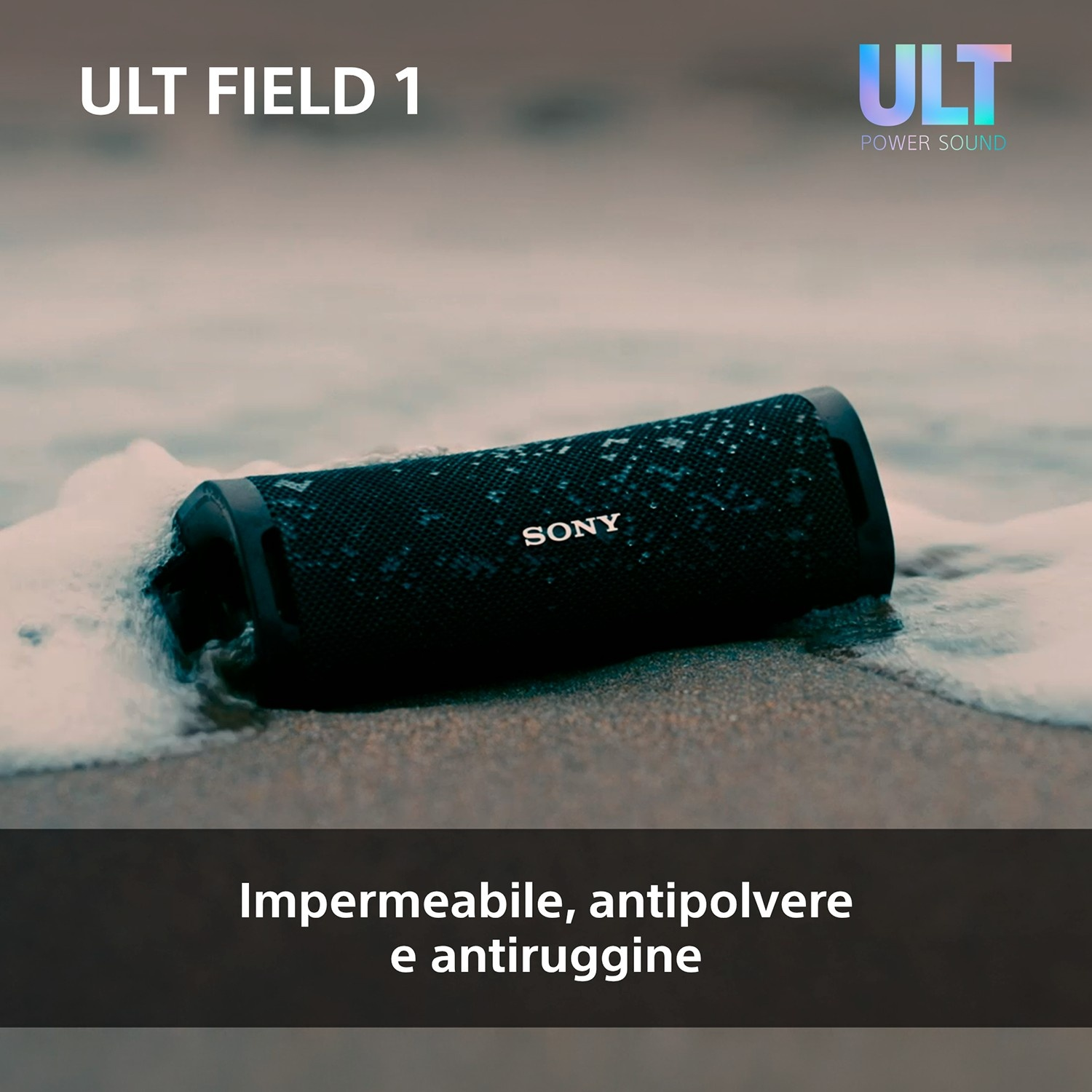 Altoparlante Sony nero su sabbia con onde. Impermeabile e antipolvere.