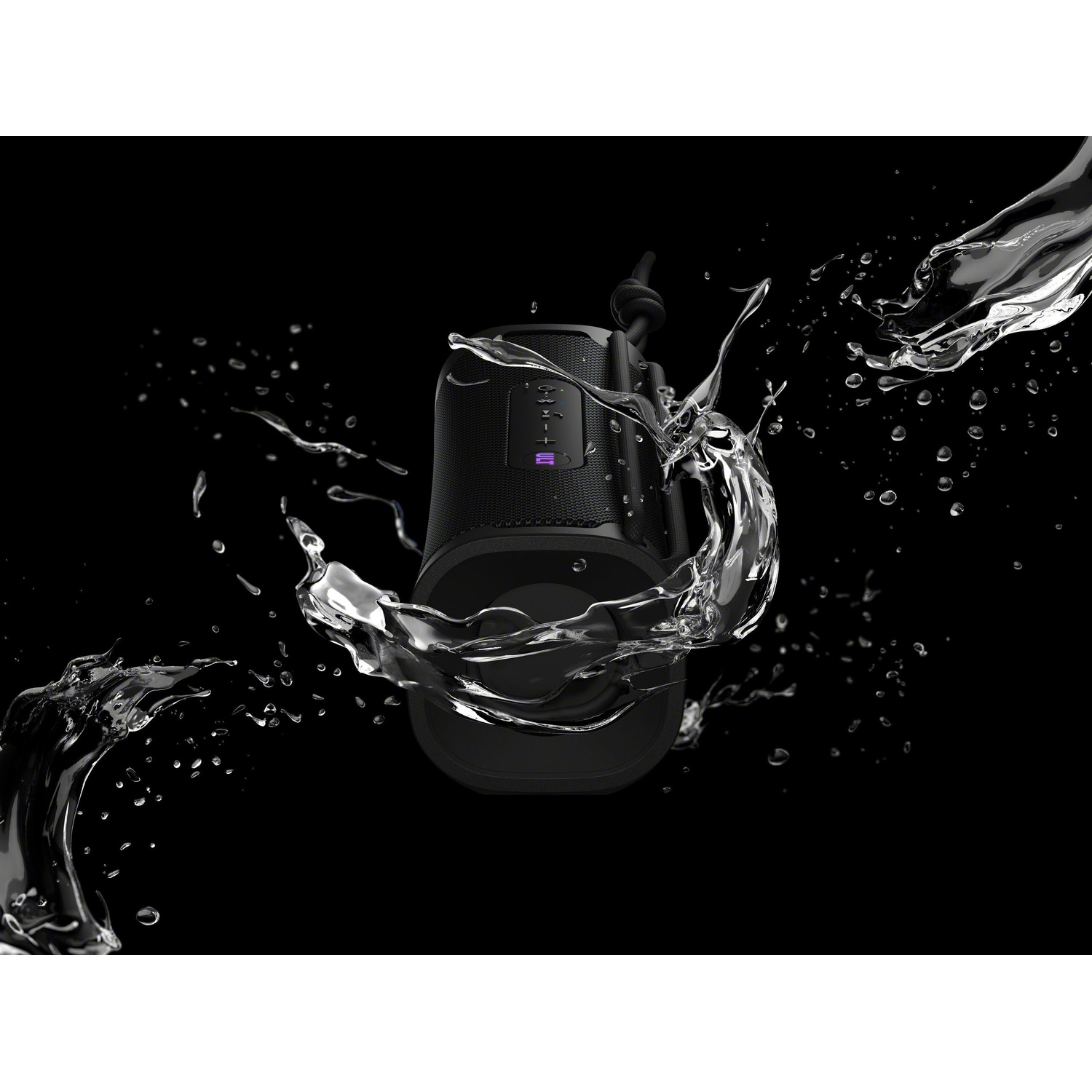 Altoparlante nero con schizzi d'acqua su sfondo nero.