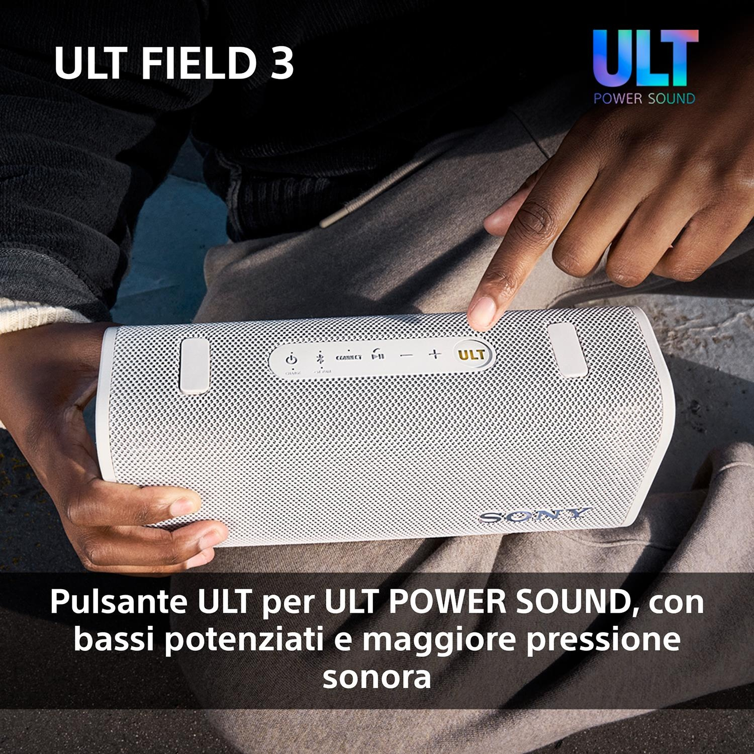 Un altoparlante Bluetooth Sony ULT Field 3 bianco con un dito che preme il pulsante ULT.
