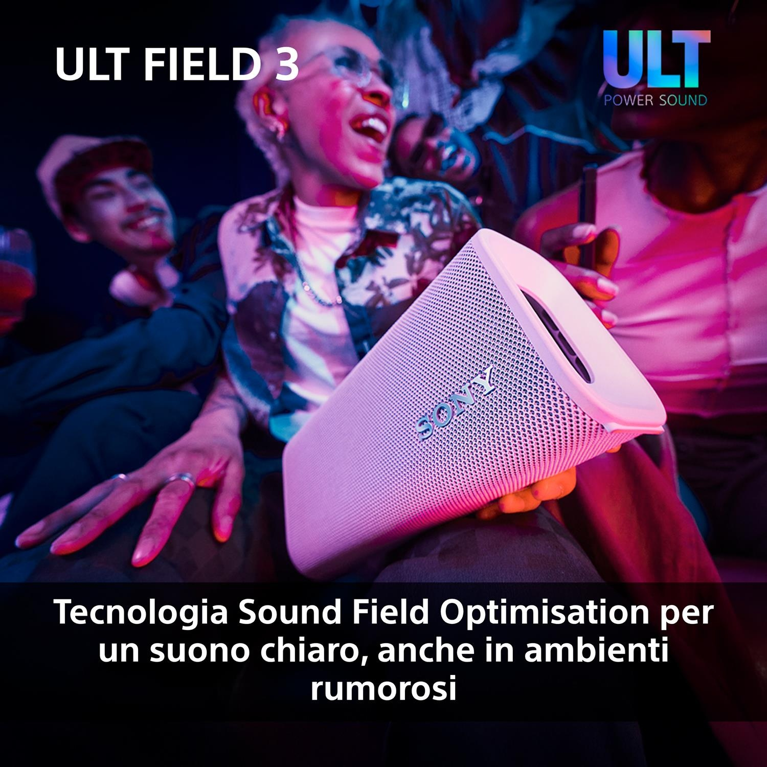 Un altoparlante Sony ULT FIELD 3 rosa è tenuto da una persona.