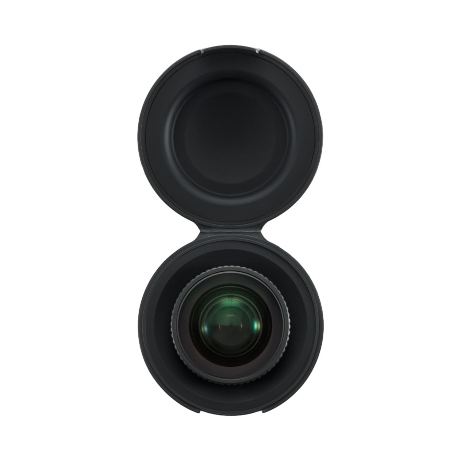 Un tappo obiettivo aperto sopra un obiettivo della fotocamera con rivestimento verdastro.
