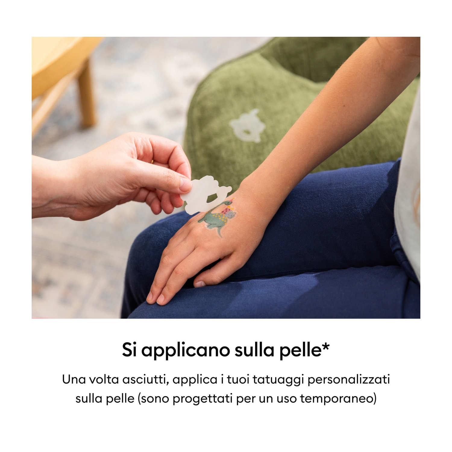 Una mano tiene un disegno di tatuaggio sulla pelle di un bambino.
