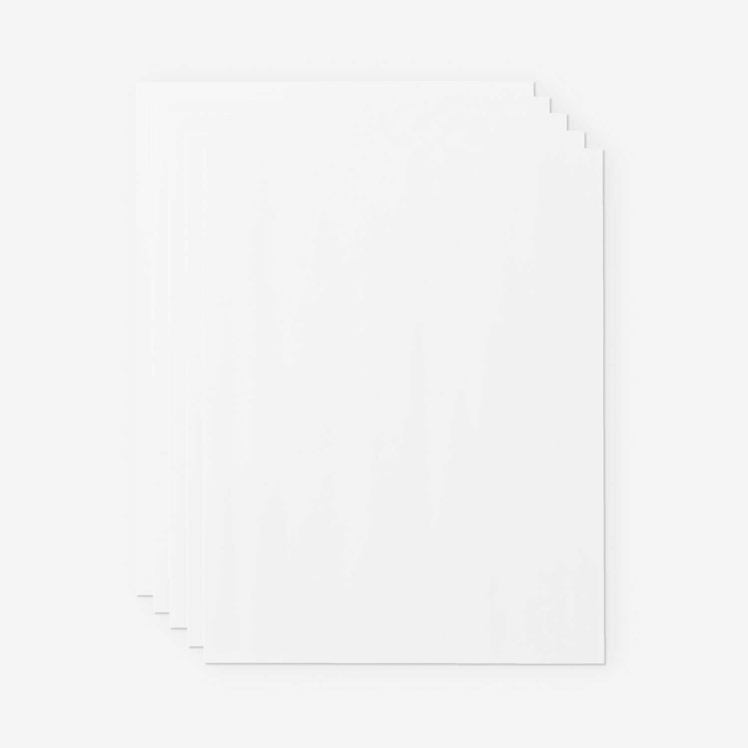 Una pila di quattro fogli di carta bianca, leggermente sfalsati.