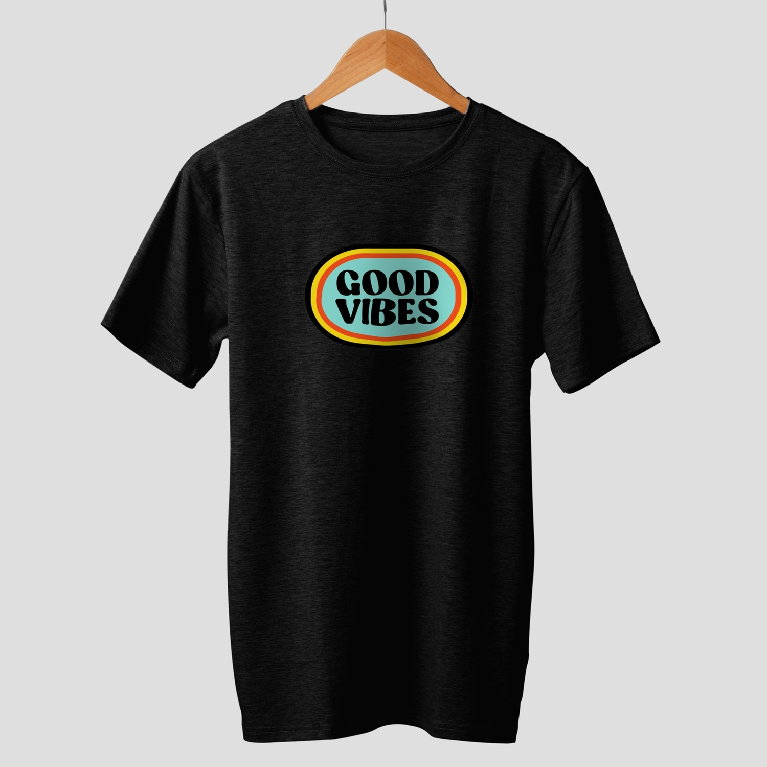 Maglietta nera con stampa ovale "GOOD VIBES" in blu, giallo e rosso.