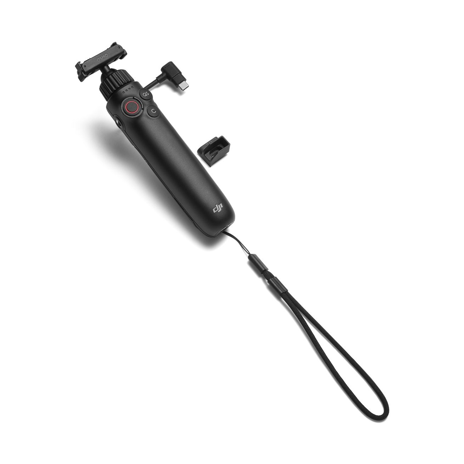 Un gimbal nero con manico, cinturino da polso e adattatore USB-C su sfondo bianco.