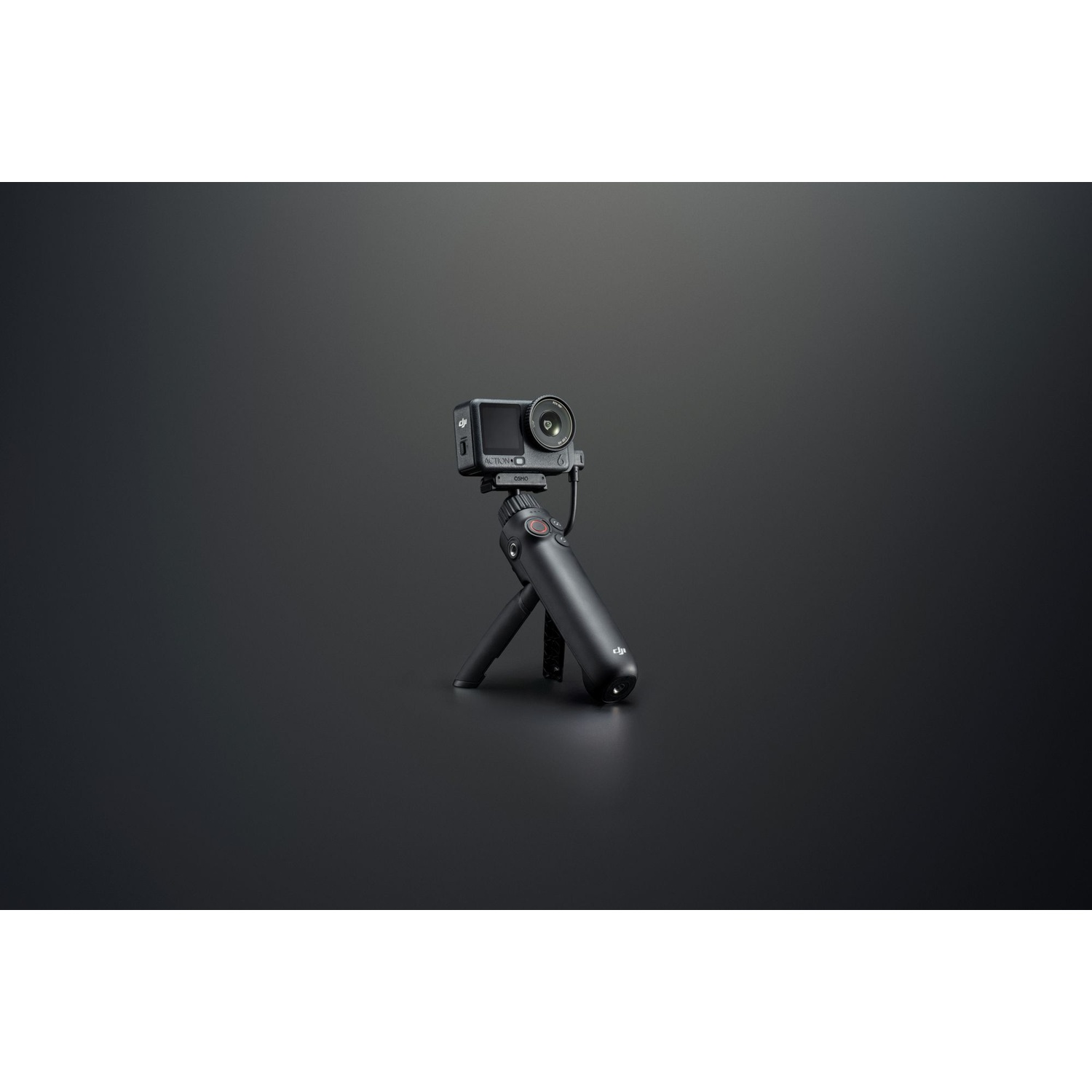 Una fotocamera DJI Osmo Action nera è montata su un'impugnatura a treppiede nera. Lo sfondo è grigio scuro.