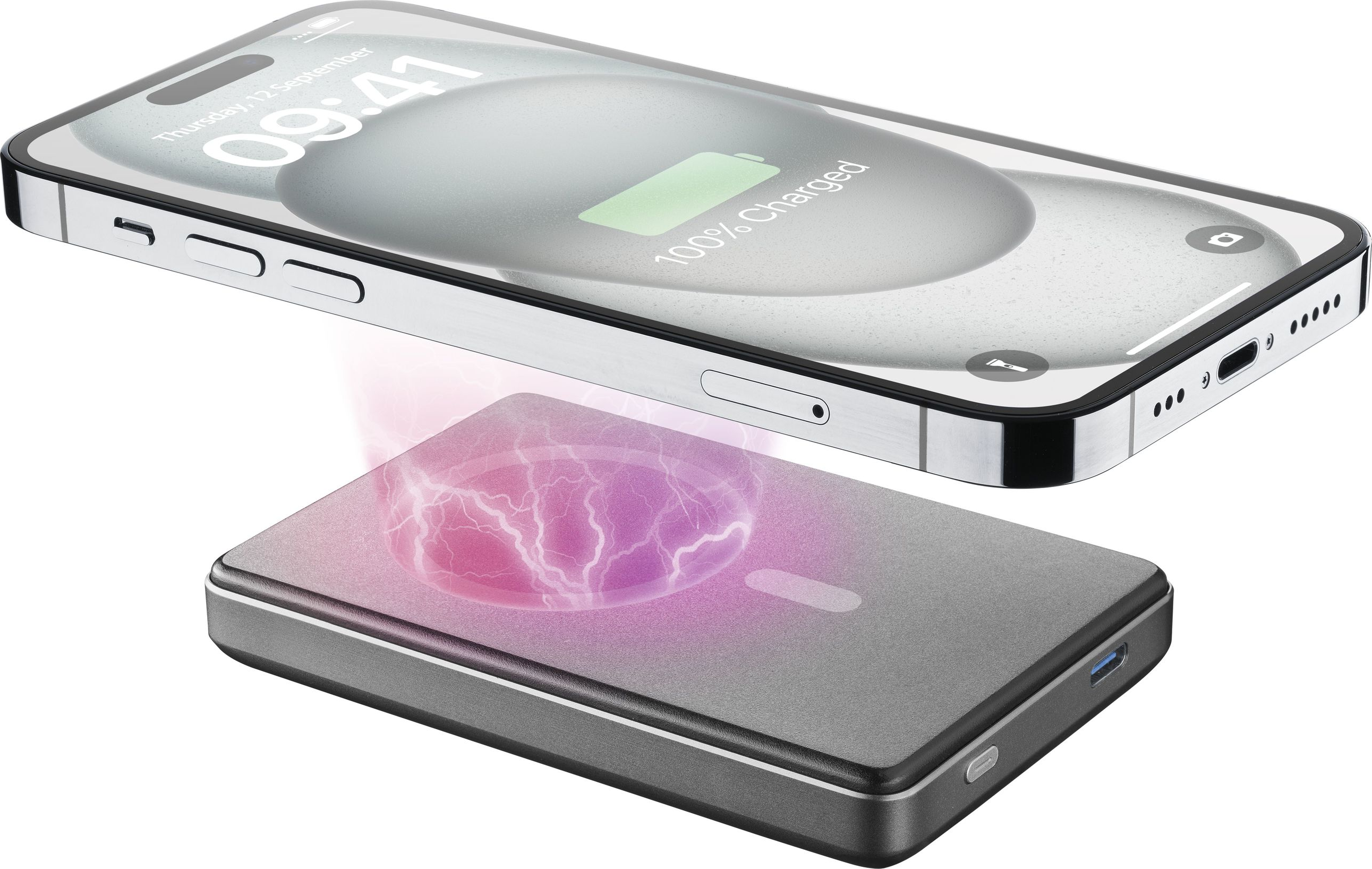 Un iPhone argenté se charge sans fil sur une banque d'alimentation grise avec port USB-C.