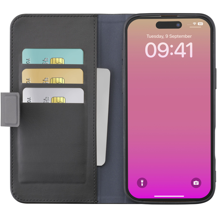 Un étui portefeuille noir avec trois fentes pour cartes et un smartphone avec écran de verrouillage.