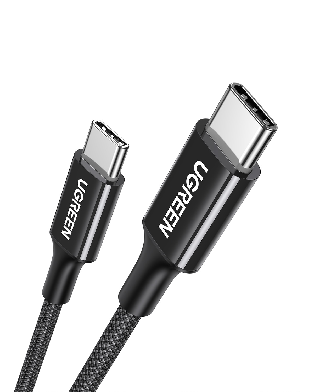 Beyaz zeminde örgülü kılıflı iki siyah UGREEN USB-C kablosu.