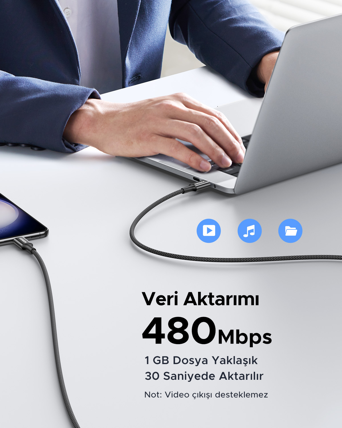 Kabloyla bağlı dizüstü bilgisayar kullanan adam. Veri aktarımı 480 Mbps.