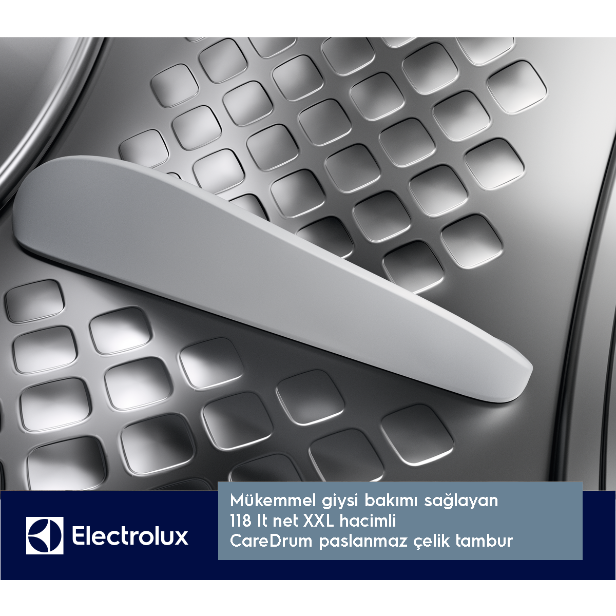 Electrolux logolu çamaşır makinesi paslanmaz çelik tamburunun yakın çekimi.