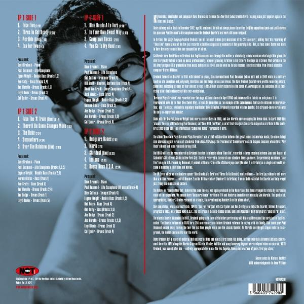 Eine Nahaufnahme eines Mannes mit Brille, der auf eine Liste von Liedtiteln und Musikern auf einer LP-Hülle blickt.
