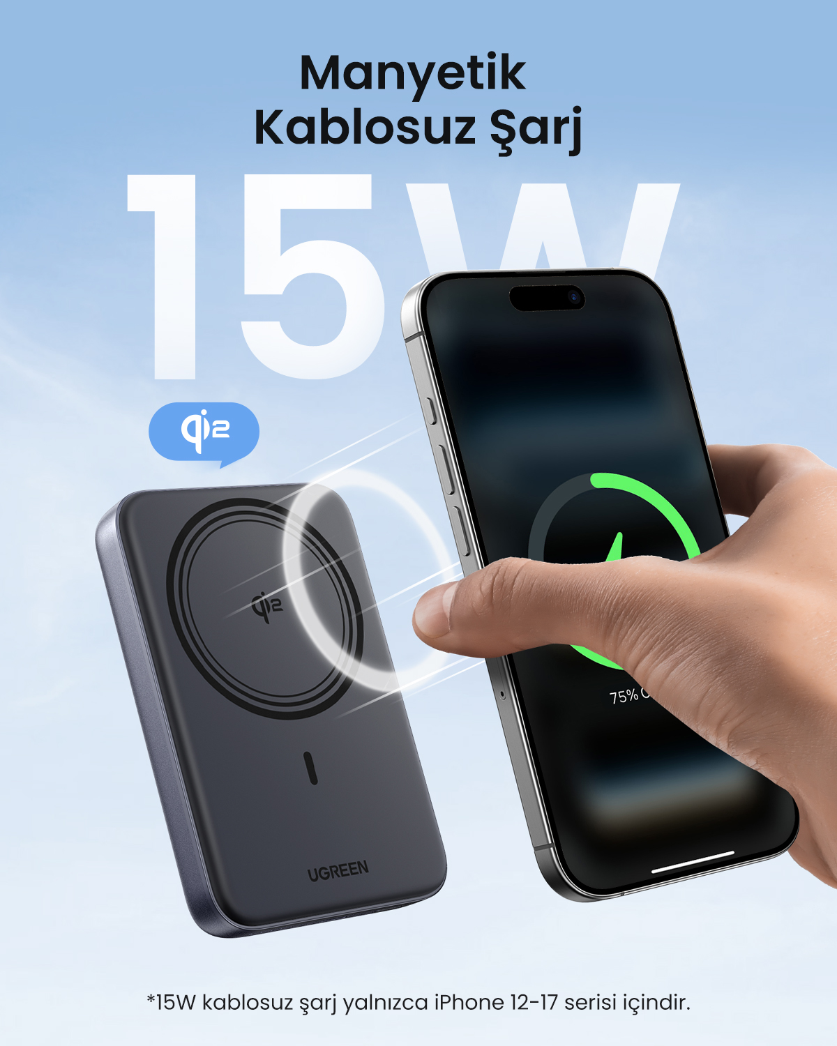 Bir iPhone, UGREEN'in 15W manyetik kablosuz şarj cihazıyla şarj ediliyor.