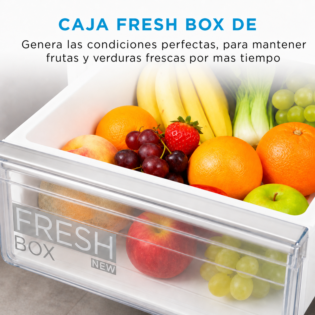 Un cajón fresh box con manzanas, naranjas, uvas, plátanos y verduras verdes.