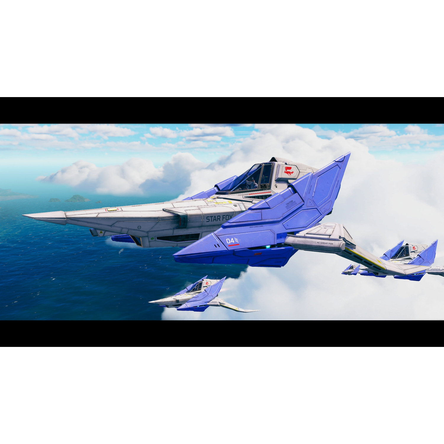 Tre astronavi Star Fox blu e bianche volano sull'oceano sotto un cielo nuvoloso.