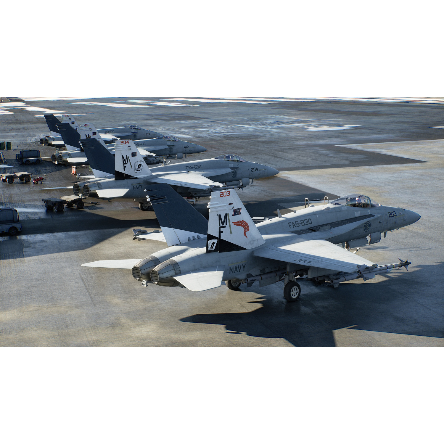 F/A-18E Super Hornet della Marina allineati sul ponte di una portaerei.