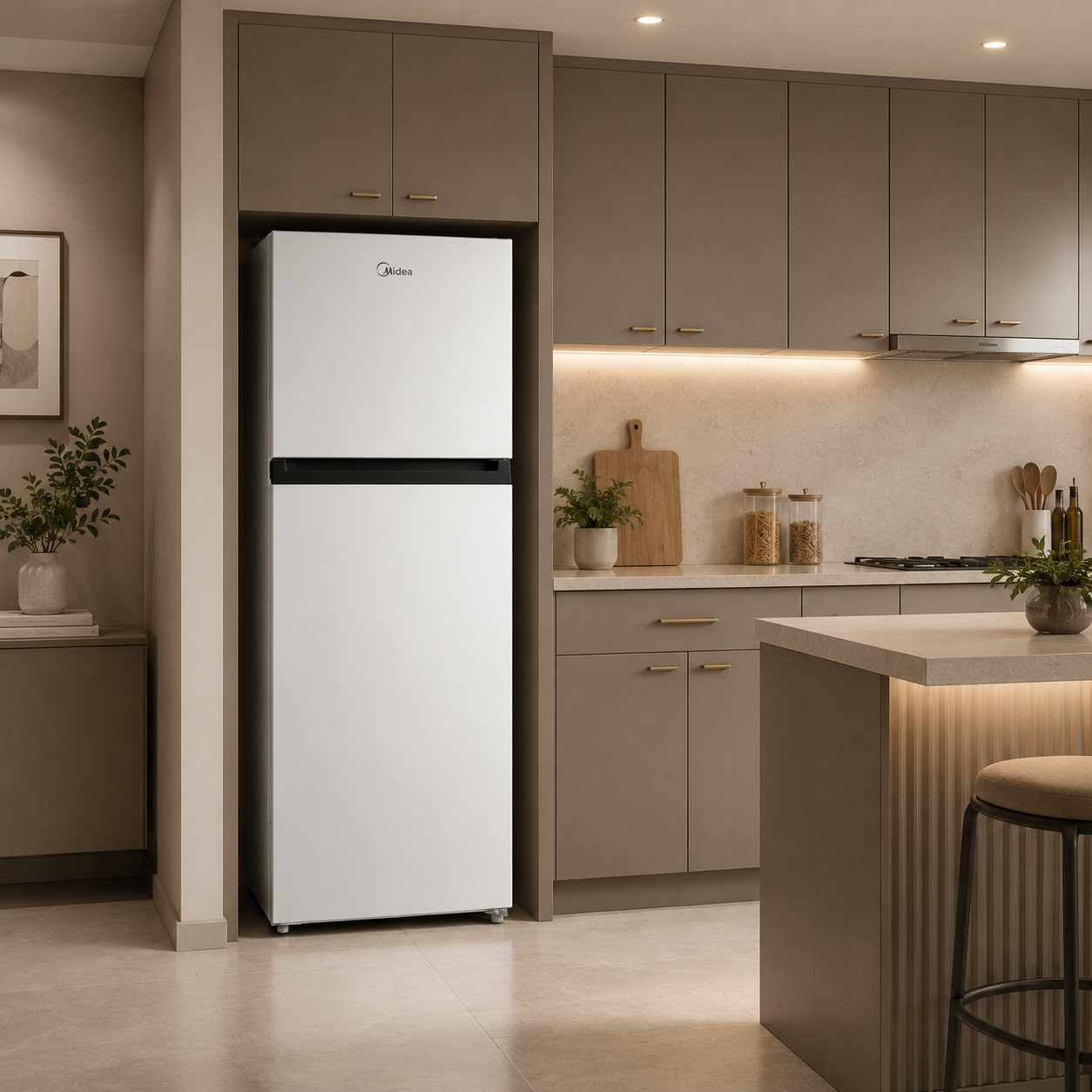 Un refrigerador blanco Midea en una cocina moderna con gabinetes grises y encimera de mármol.