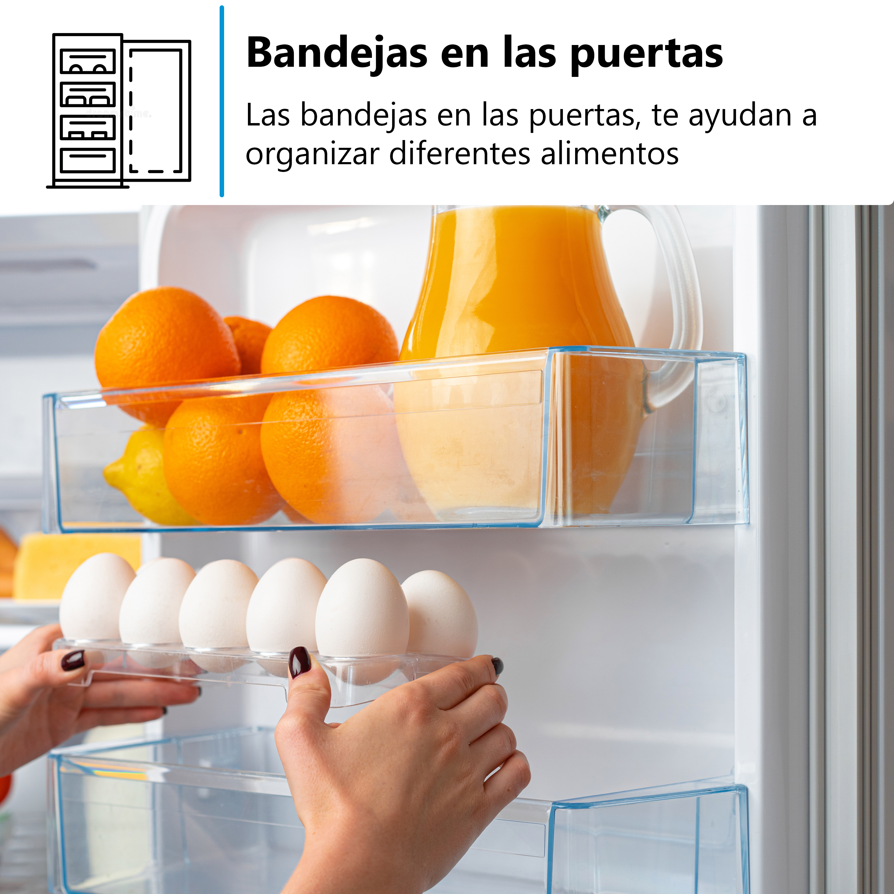 Manos colocan huevos en un recipiente de refrigerador junto a naranjas y jugo.