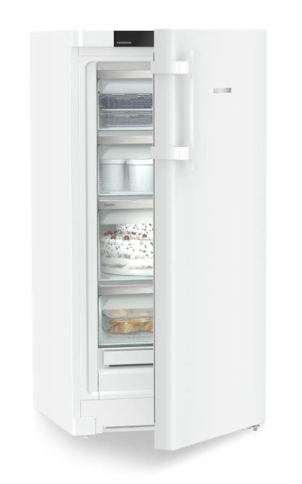 Ein weißer Kühlschrank mit offener Tür zeigt eine Torte und andere Lebensmittel.