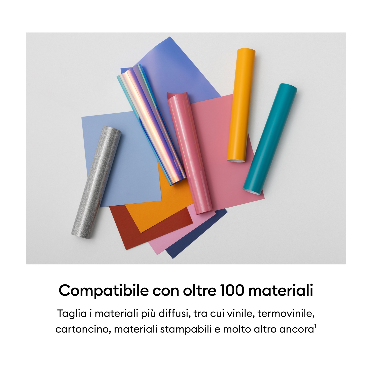 Diversi rotoli di vinile colorato giacciono su carte colorate.