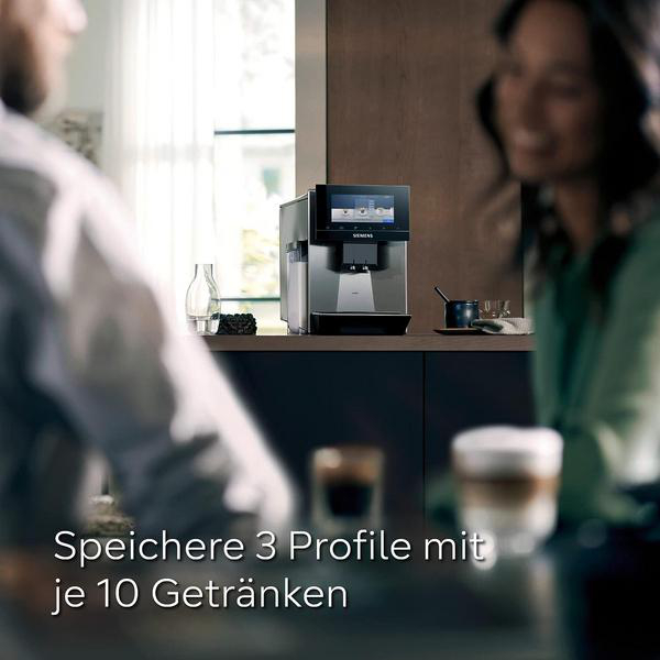 Kaffeemaschine mit Touchscreen, zwei Personen, zwei Kaffeebecher.
