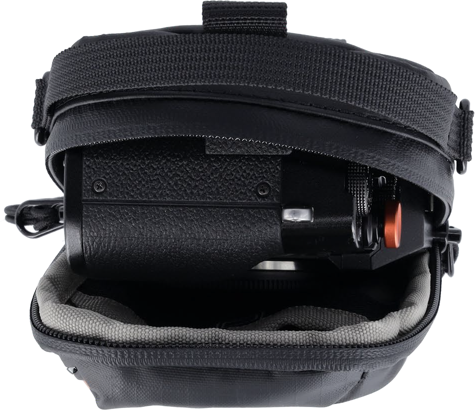 Un sac photo noir avec un appareil photo partiellement à l'intérieur. La fermeture éclair est ouverte.