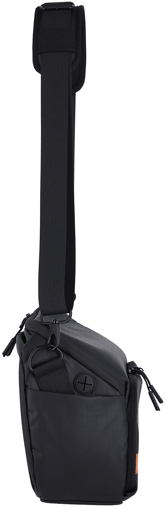 Sac noir avec sangle réglable et clips métalliques.