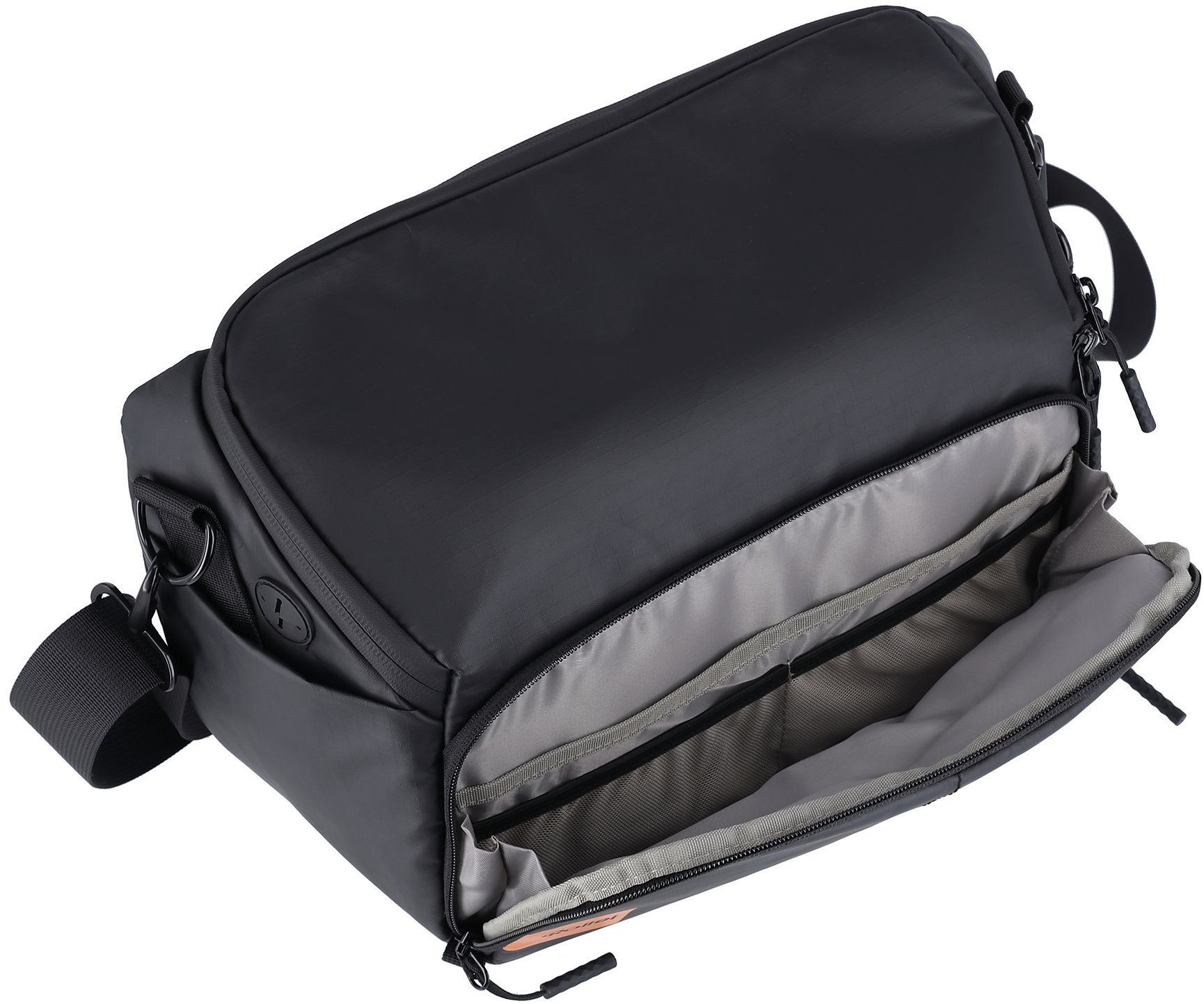 Un sac noir avec son compartiment principal ouvert, révélant plusieurs poches.