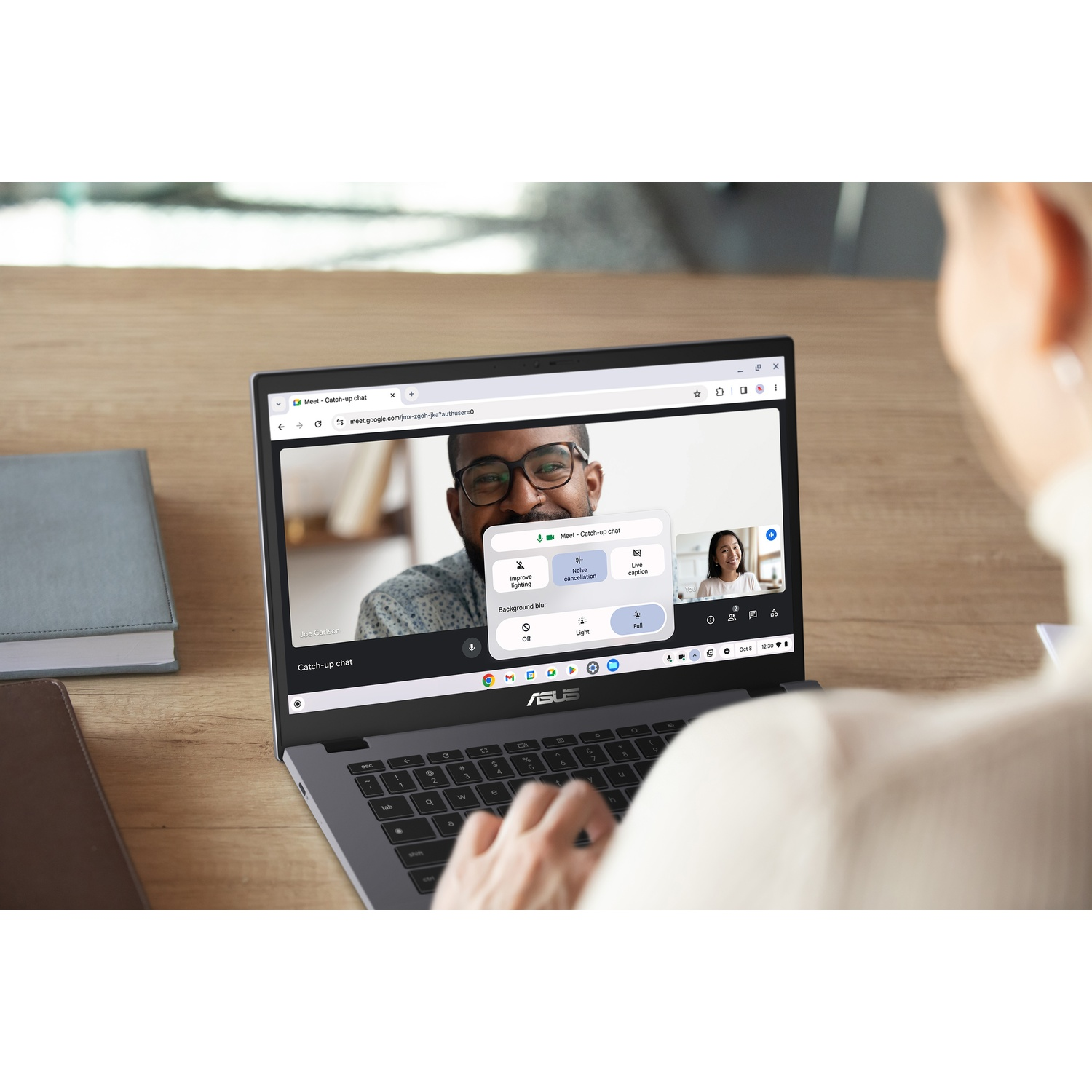 Persona al laptop in una chiamata Google Meet. Lo schermo principale mostra Joe Carlson.