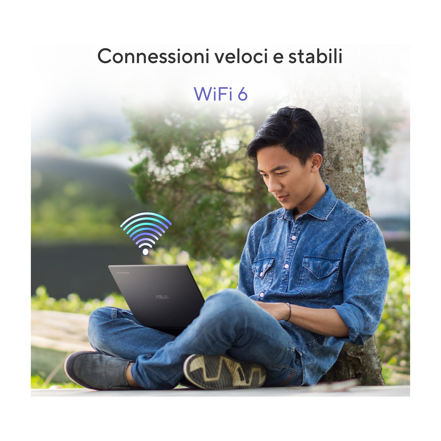 Un uomo seduto all'aperto con un laptop, sormontato da un simbolo Wi-Fi.